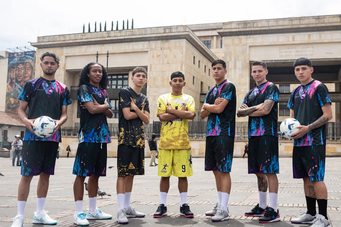 El equipo Isten completo frente a la Catedral Primada, Plaza de Bolívar