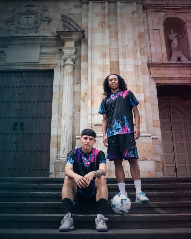 Dos jugadores frente a la fachada de la catedral
