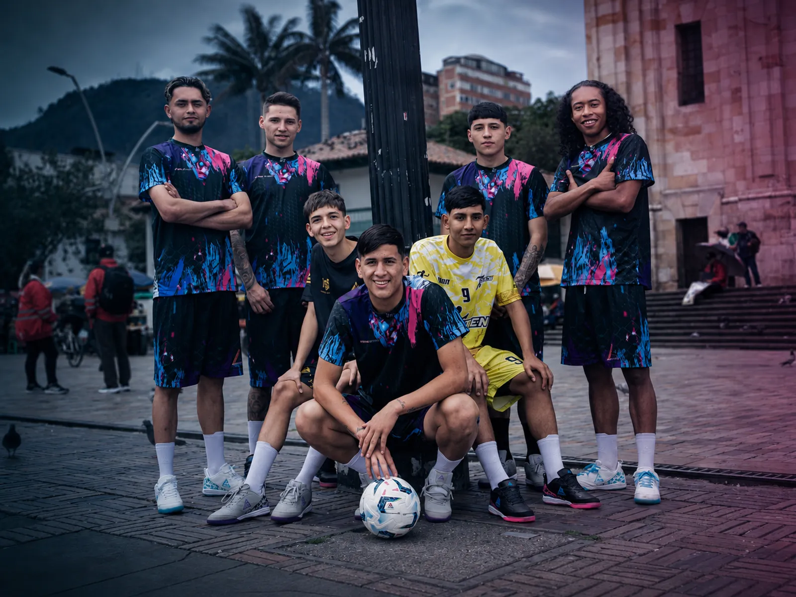 Siete jugadores de la tribu Isten en la Plaza de Bolívar, Bogotá