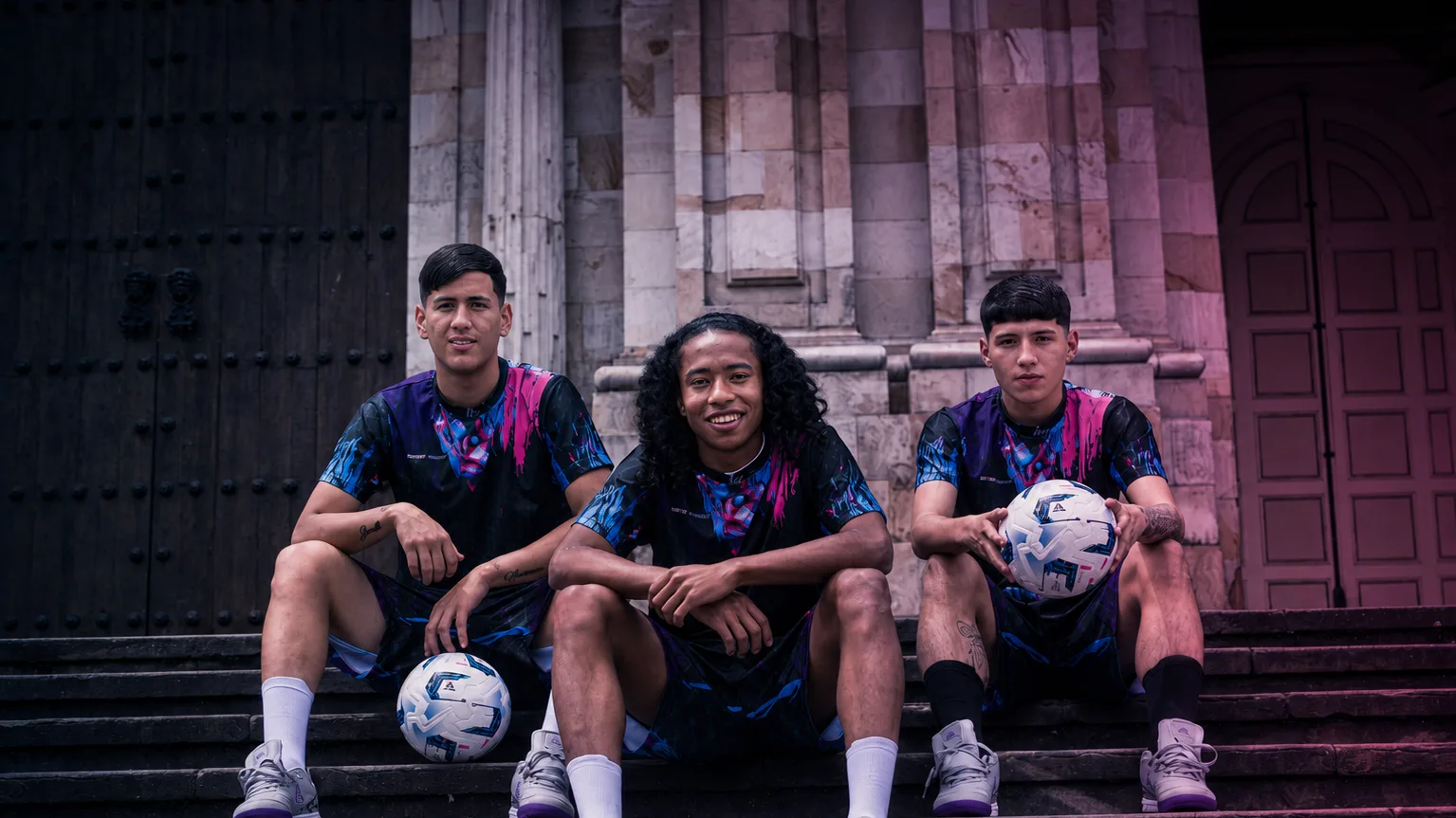 Tres jugadores de la tribu Isten sentados en las escalas de la Catedral Primada, Bogotá