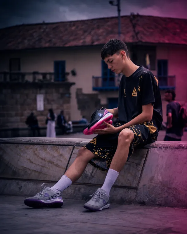 Jugador sentado calzándose las zapatillas de futsal