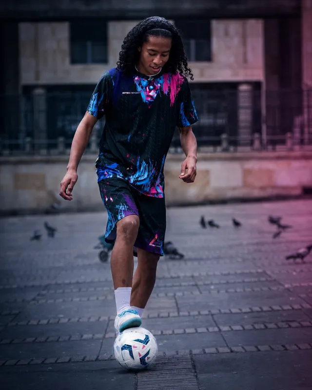 Jugador dominando el balón en la plaza con las Bogotá Blanca puestas